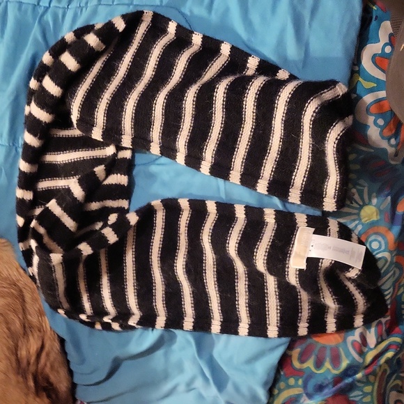 Black and white striped scarf - Picture 1 of 2